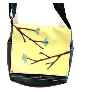 Queen Bee designa shoulder bag